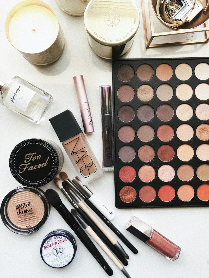 Make-up application detail